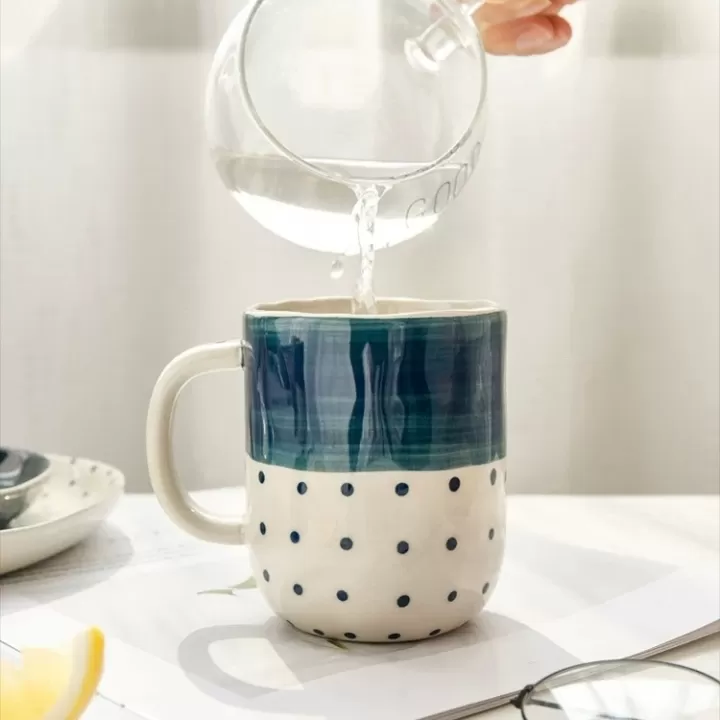 كوب من السيراميك بمسكة