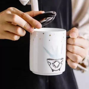 كوب من السيراميك مع غطاء