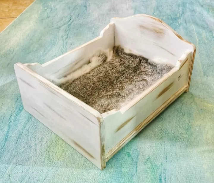 سرير خشبي لتصوير المواليد