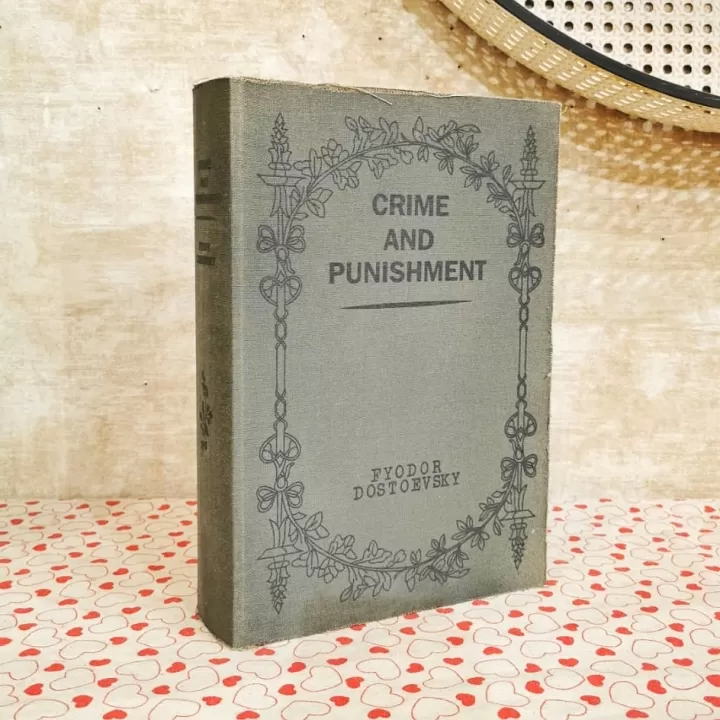 صندوق على شكل كتاب قديم بتلبسه قماش كتان