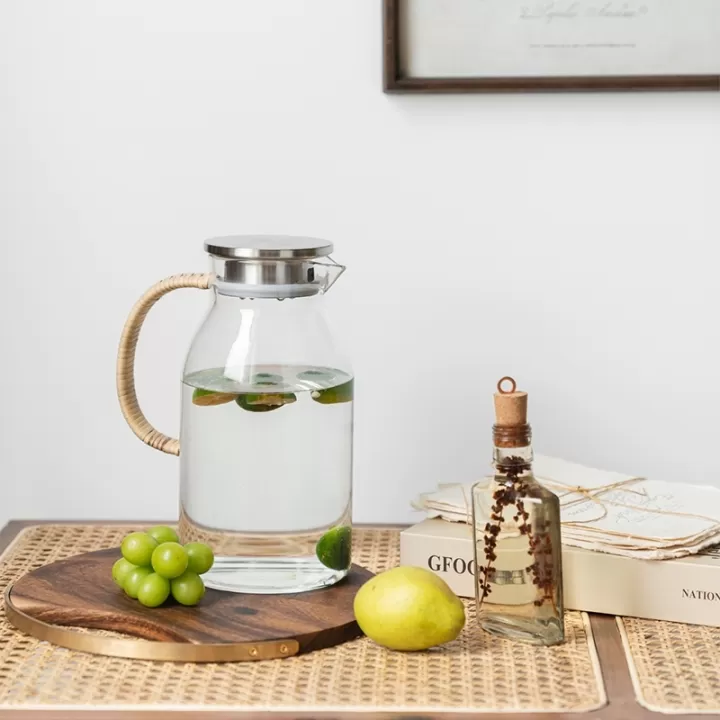 ابريق زجاجي بمسكة من الراتان