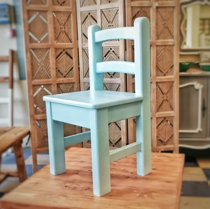 كرسي خشبي لتصوير الاطفال