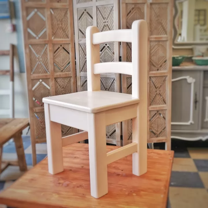 كرسي خشبي للاطفال للتصوير