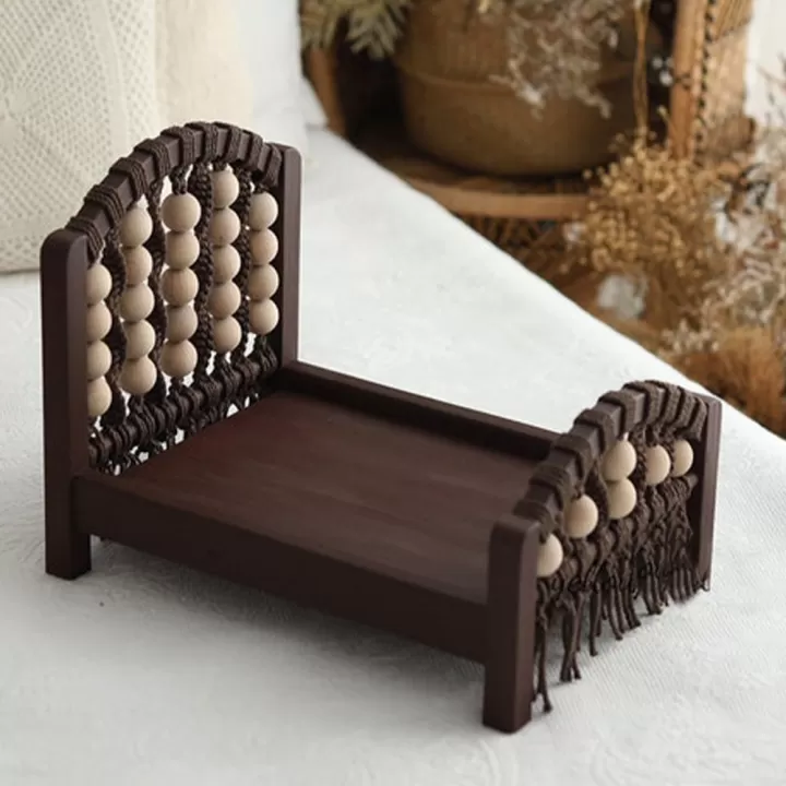 سرير خشبي مع مكرميه لتصوير مواليد