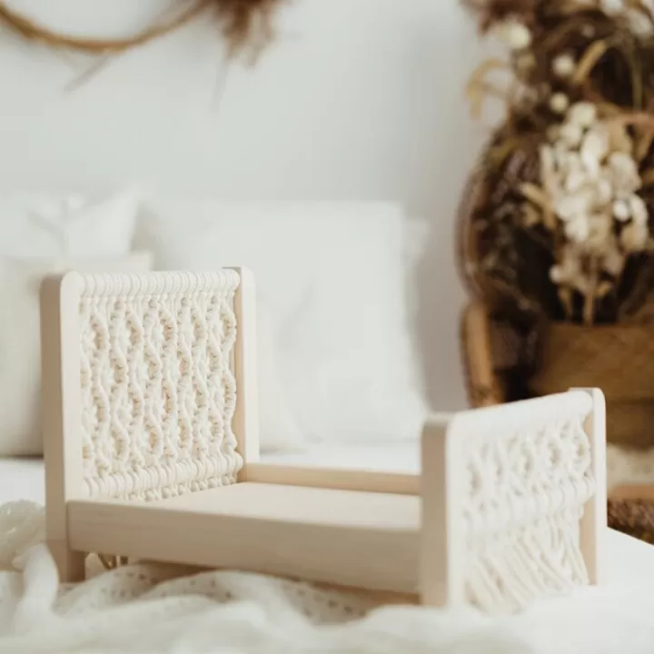 سرير خشبي مع مكرميه برأس سرير مربع لتصوير مواليد