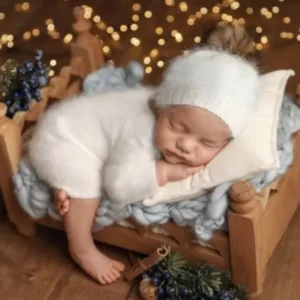 سرير خشبي لتصوير مواليد