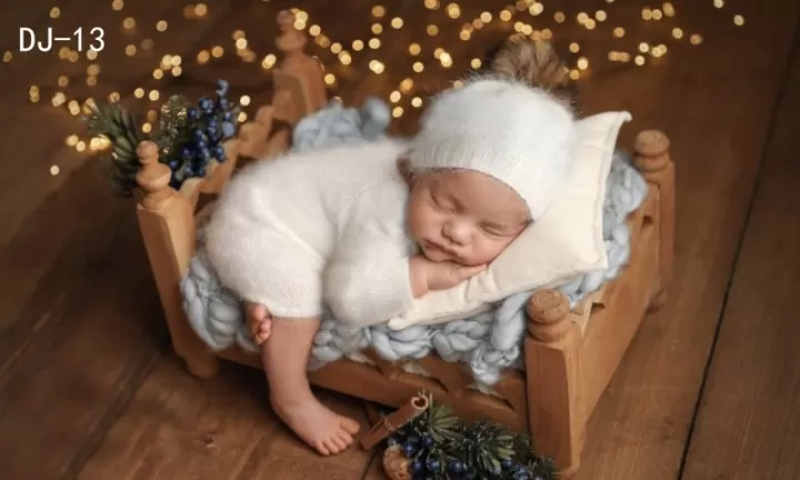 سرير خشبي لتصوير مواليد