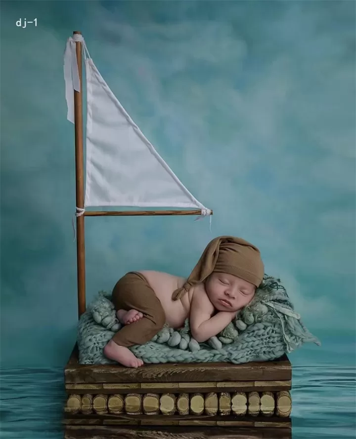 سرير خشبي بعلم لتصوير مواليد