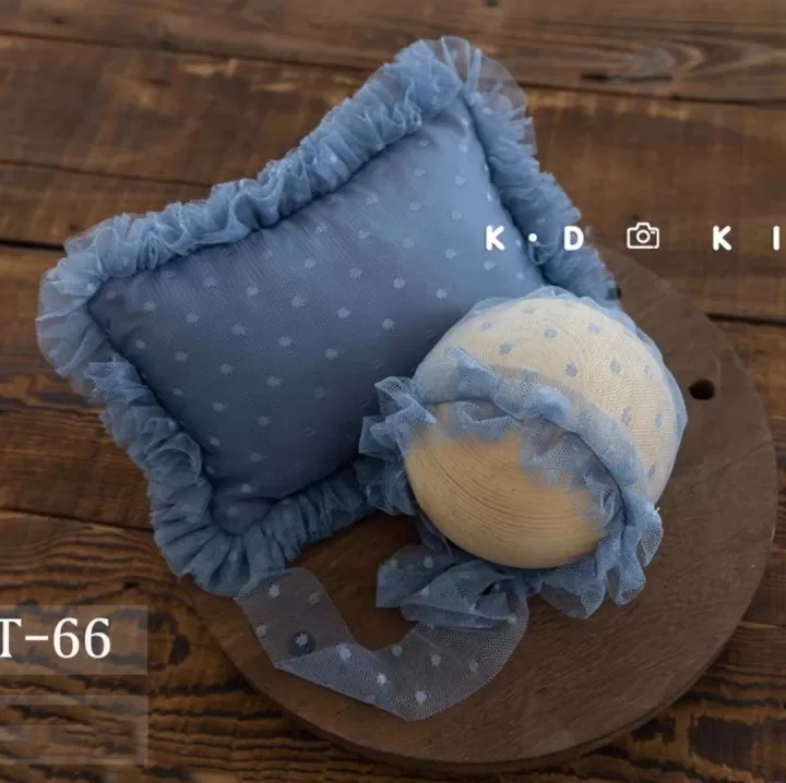 مخدة مع مقبعة من الدانتيل بالوان زاهية