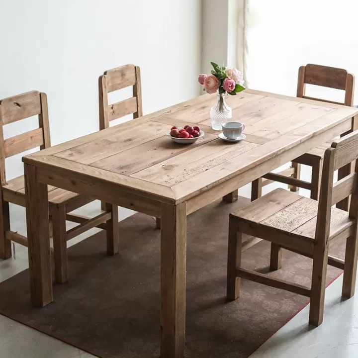 طاولة طعام مستطيلة من خشب الصنوبر الطبيعي بأرجل مربعة سميكة