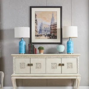 دولاب مدخل عريض بأربعة أبواب بلون أبيض ولمسة صدفية