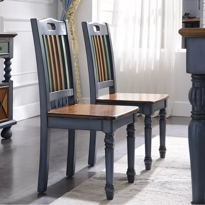 كرسي خشبي بالوان زاهية