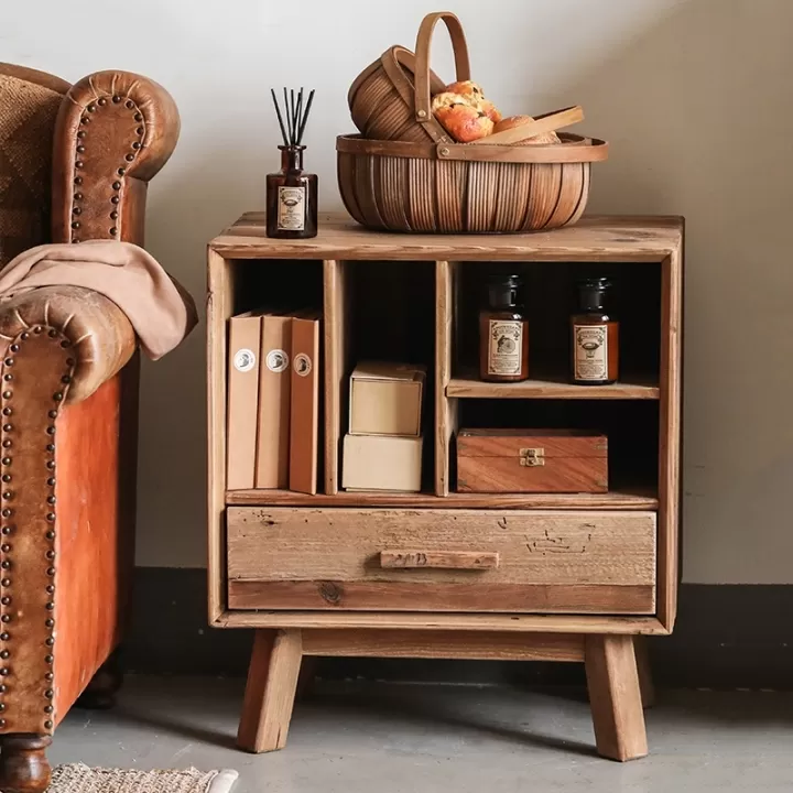 كومدينا خشبية ريفية من خشب الصنوبر مع رفين بالعرض ورفين طولي مفتوح ودرج