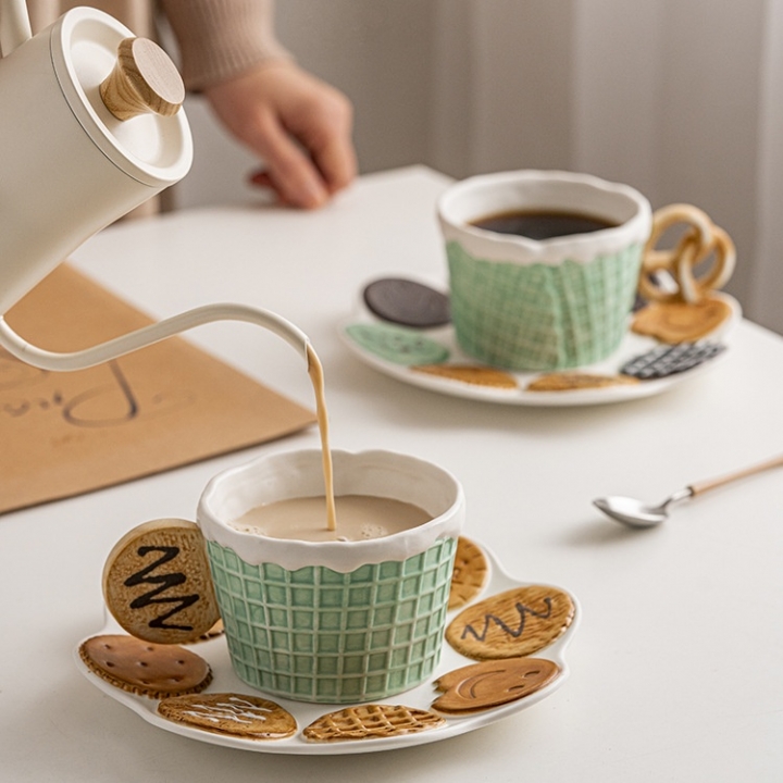 صحن بني من السيراميك