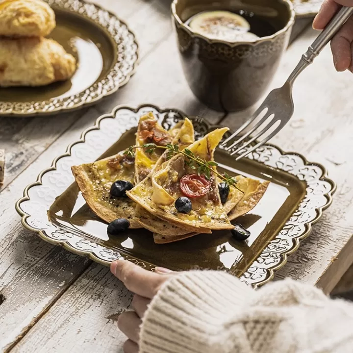 صحن تقديم مربع من السيراميك