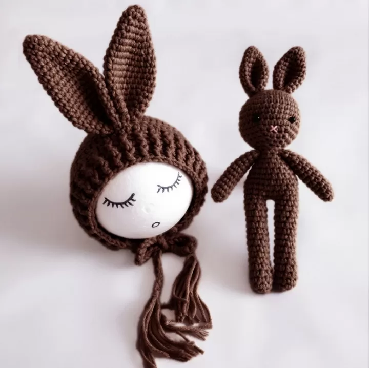 طقم دمية ارنب مع قبعة من كوراشيه لتصوير الاطفال و المواليد