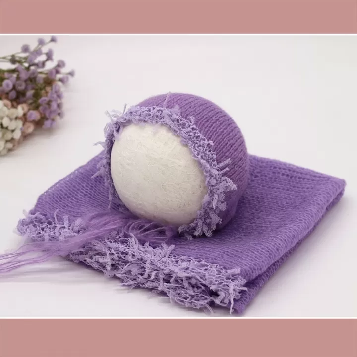 لفة مع قبعة من الصوف بخيوط من الاطراف لتصوير المواليد