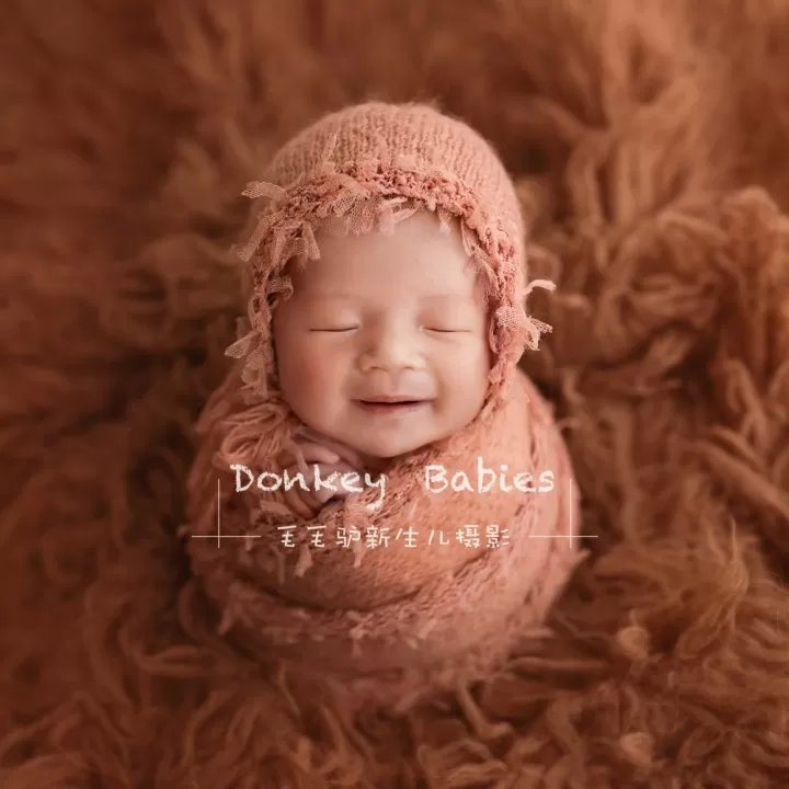 لفة مع قبعة من الصوف بخيوط من الاطراف لتصوير المواليد