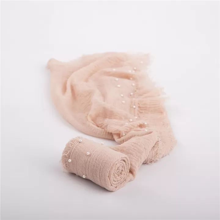 لفة قماش قطن باطراف من اللولو لتصوير المواليد