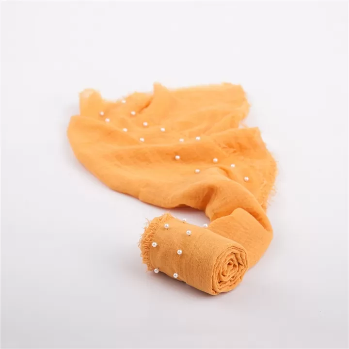 لفة قماش قطن باطراف من اللولو لتصوير المواليد