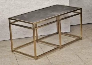 طاولة وسط أو طاولة قهوة بهيكل من الستانلس ستيل بلون ذهبي وسطح أسود