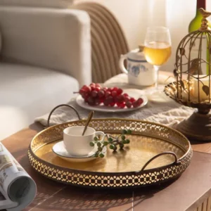 طقم صواني معدنية مشغولة باللون الذهبي، تصميم دائري بمقاسين مختلفين مع مقبضين