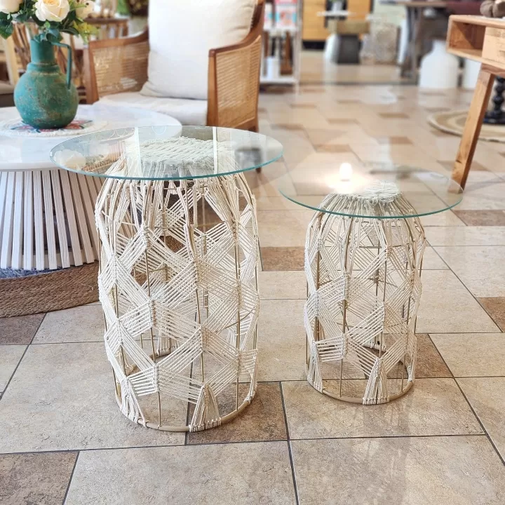 طقم من طاولتين خدمة بسطح دائري زجاجي وقاعدة من أحبال المكرمية