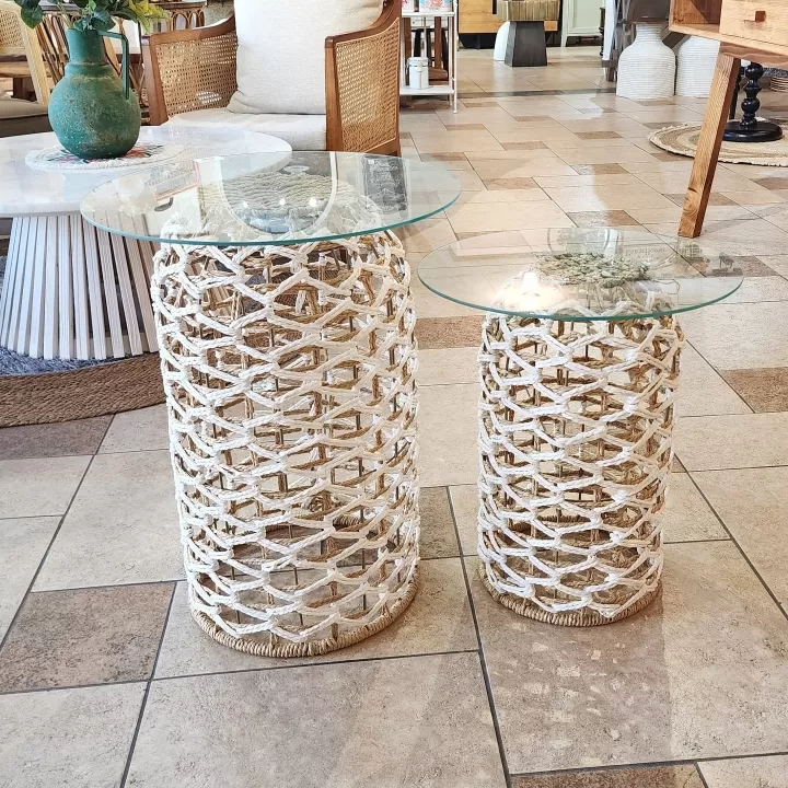 طقم من طاولتين خدمة بسطح دائري زجاجي وقاعدة من أحبال المكرمية