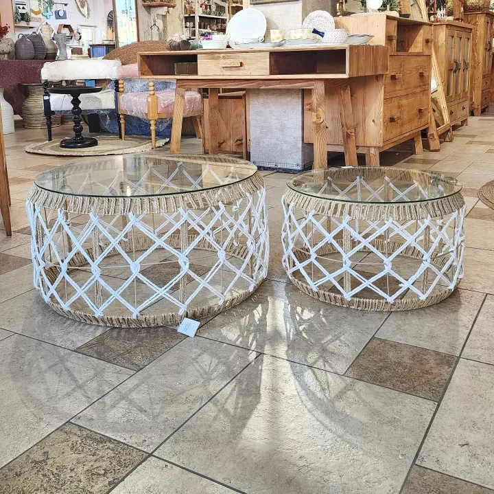 طقم من طاولتين خدمة بسطح دائري زجاجي وقاعدة من أحبال المكرمية