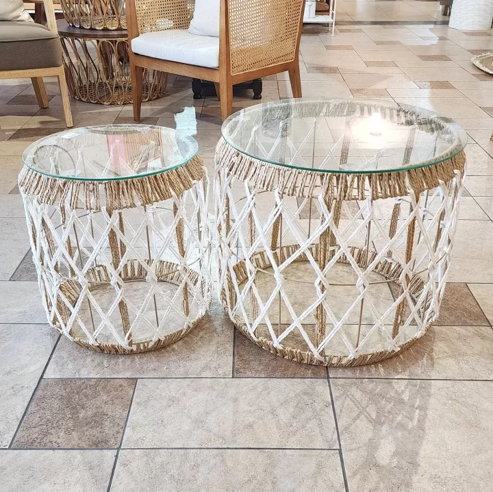 طقم من طاولتين خدمة بسطح دائري زجاجي وقاعدة من أحبال المكرمية