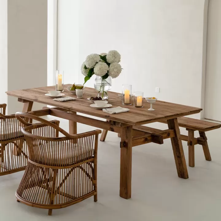 طاولة طعام من الخشب الطبيعي بطابع ريفي