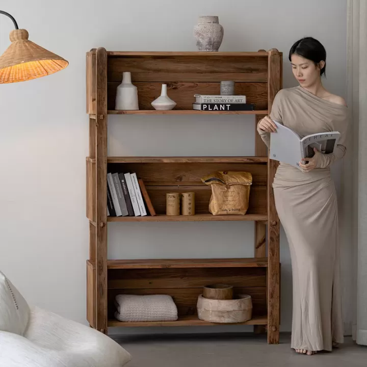 مكتبة ريفية من خشب الصنوبر