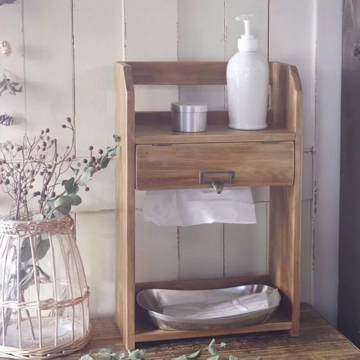 رف من الخشب الطبيعي لأكواب القهوة مع صندوق مناديل