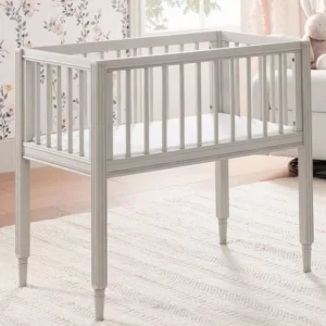 سرير اطفال بحواجز من الخشب الطبيعي