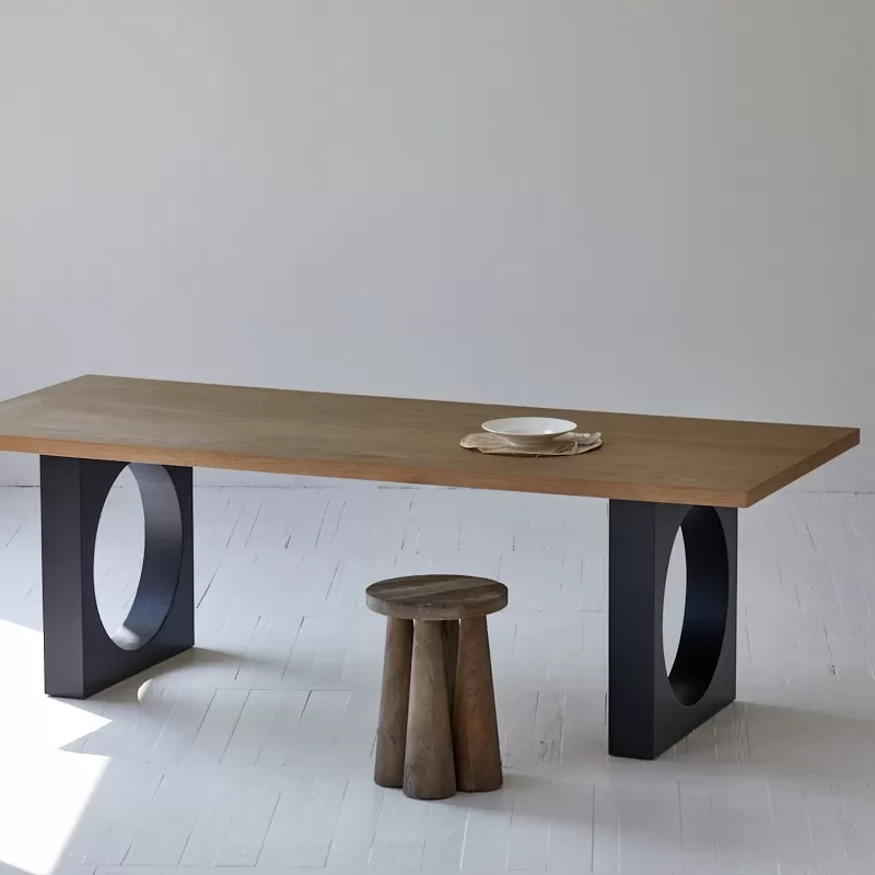 طاولة طعام من الخشب الطبيعي بطابع ريفي