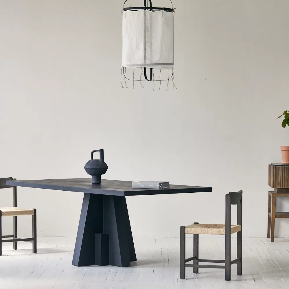 طاولة طعام من الخشب الطبيعي و طبقة اسمنتية