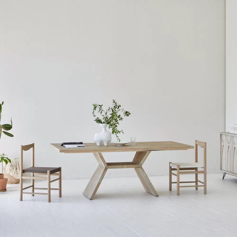 طاولة طعام من الخشب الطبيعي