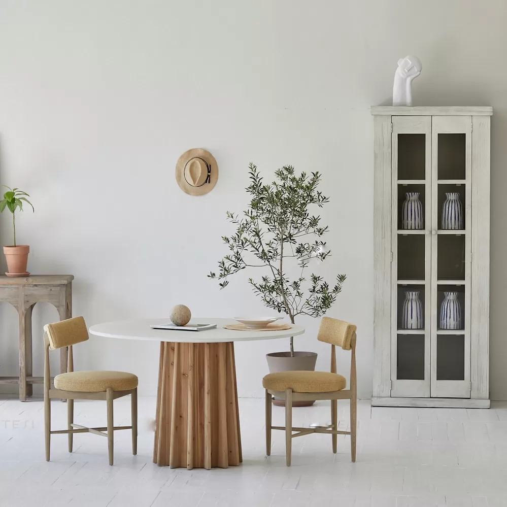 طاولة طعام دائرية من الخشب الطبيعي