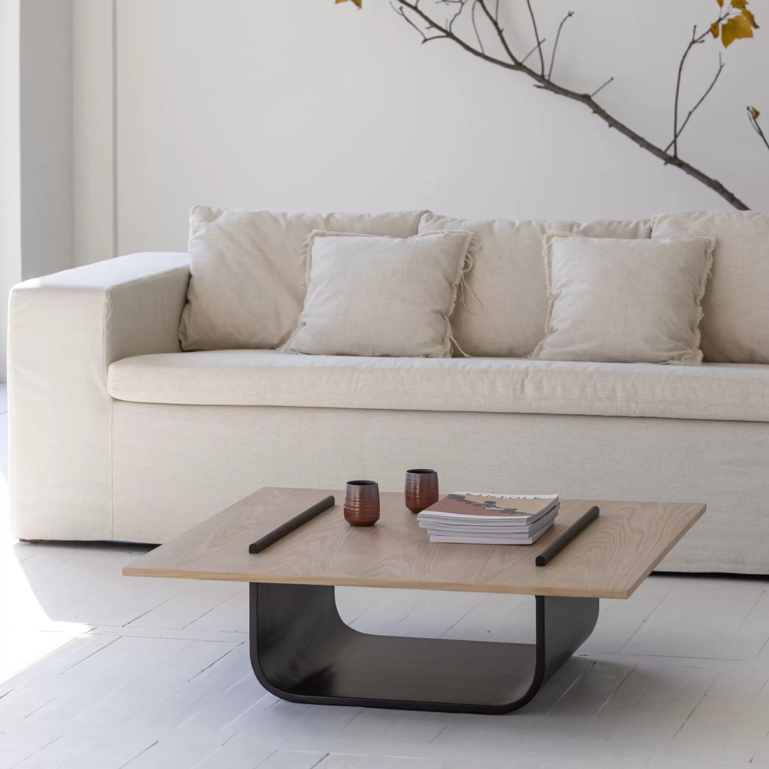 طاولة قهوة مربعة لوسط المجلس من خشب الاوك الطبيعي