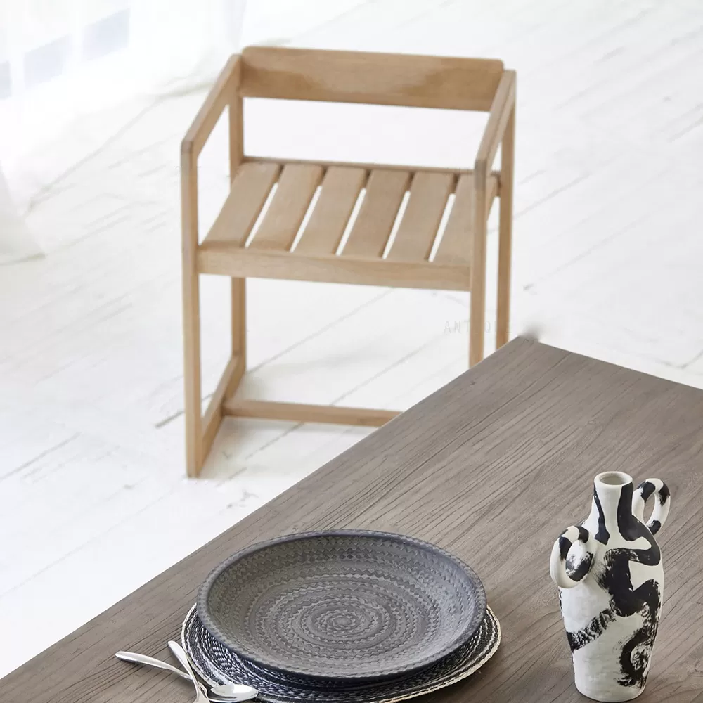 كرسي من خشب الاوك