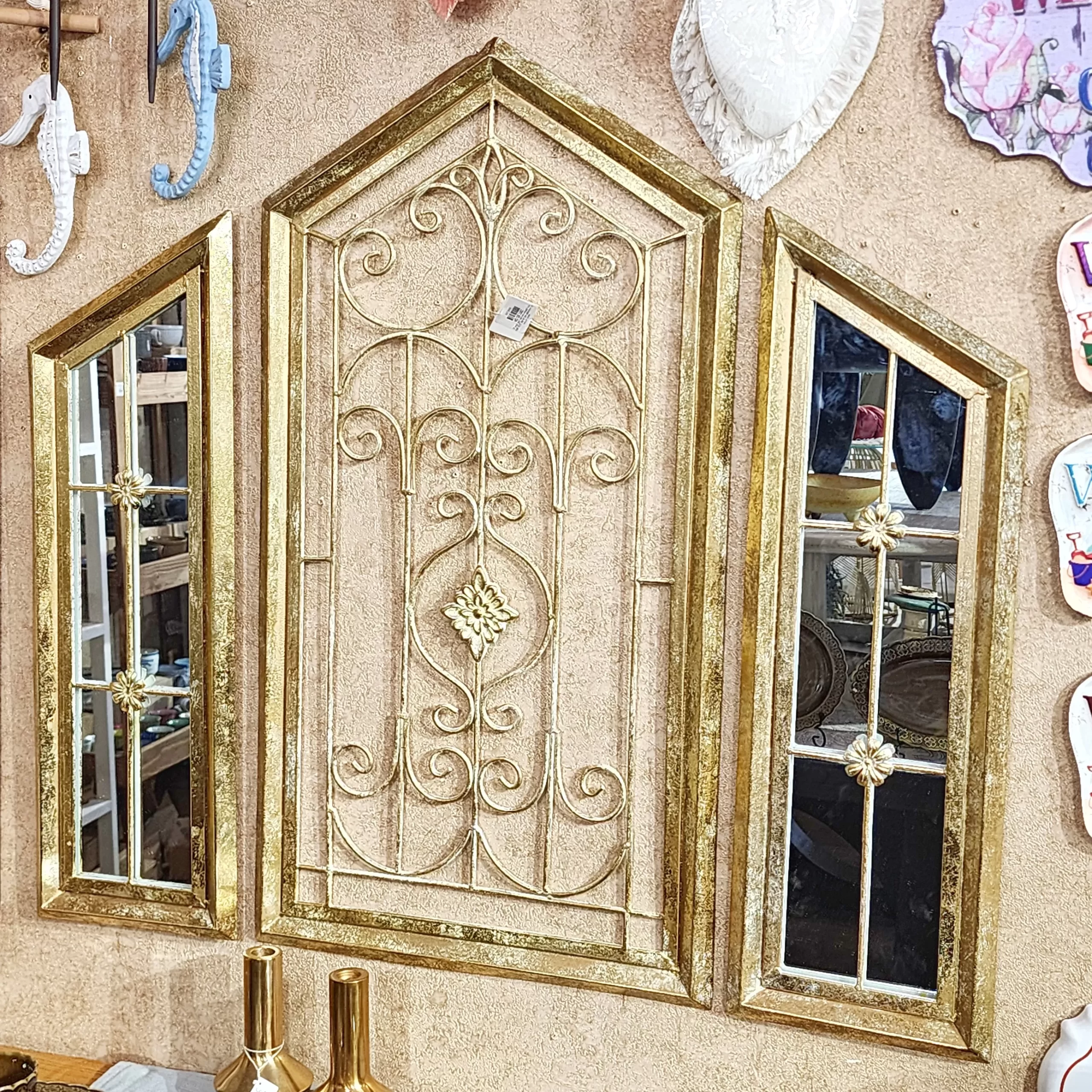 شباك جداري ذهبي من المعدن بثلاث قطع مع مرايا وحديد مشغول بتصميم هندسي