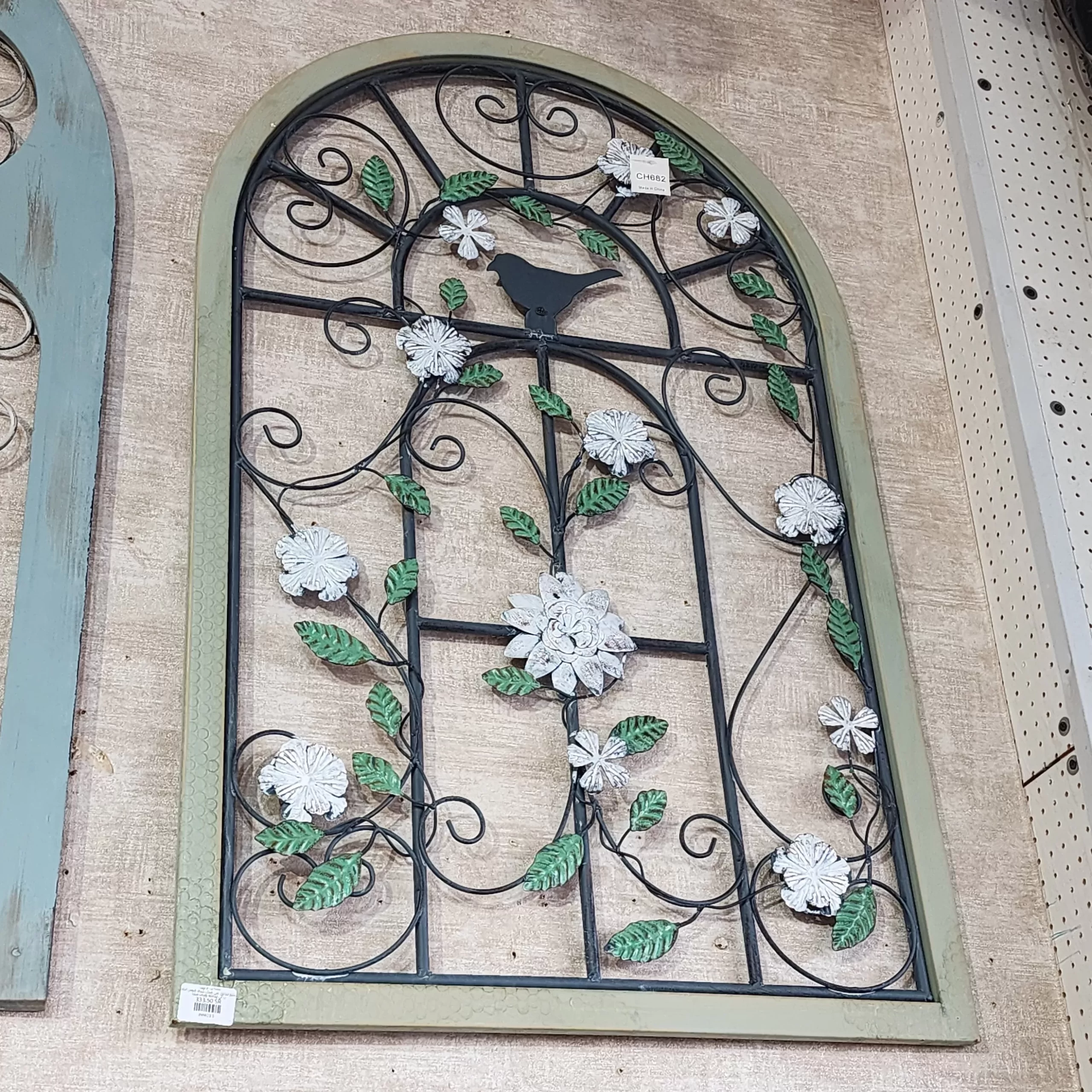 شباك جداري ديكوري معدني بإطار خشبي – تصميم هندسي لتزيين الجدران والمداخل