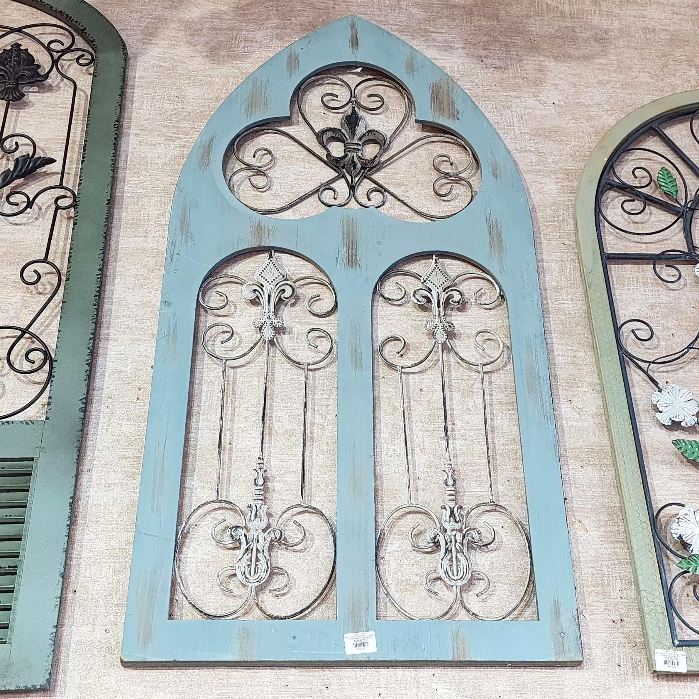 شباك جداري ديكوري معدني بإطار خشبي – تصميم هندسي لتزيين الجدران والمداخل