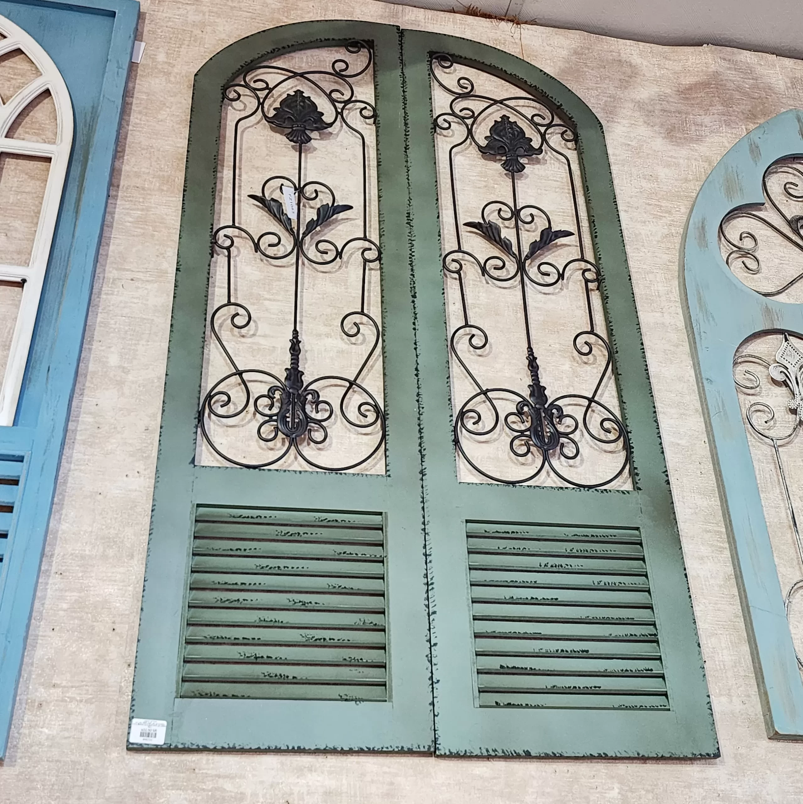 شباك جداري ديكوري معدني بإطار خشبي – تصميم هندسي لتزيين الجدران والمداخل