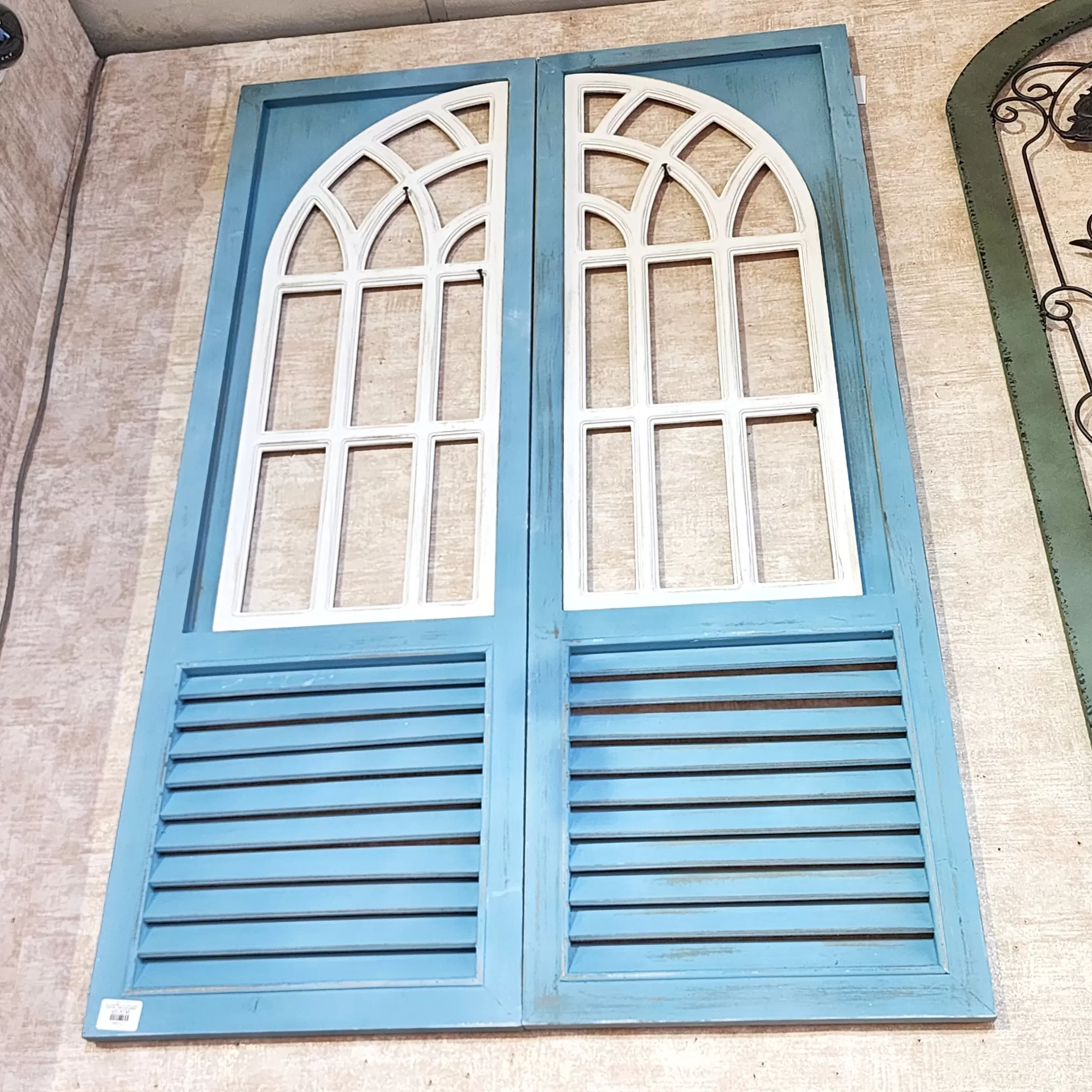 شباك جداري ديكوري معدني بإطار خشبي – تصميم هندسي لتزيين الجدران والمداخل