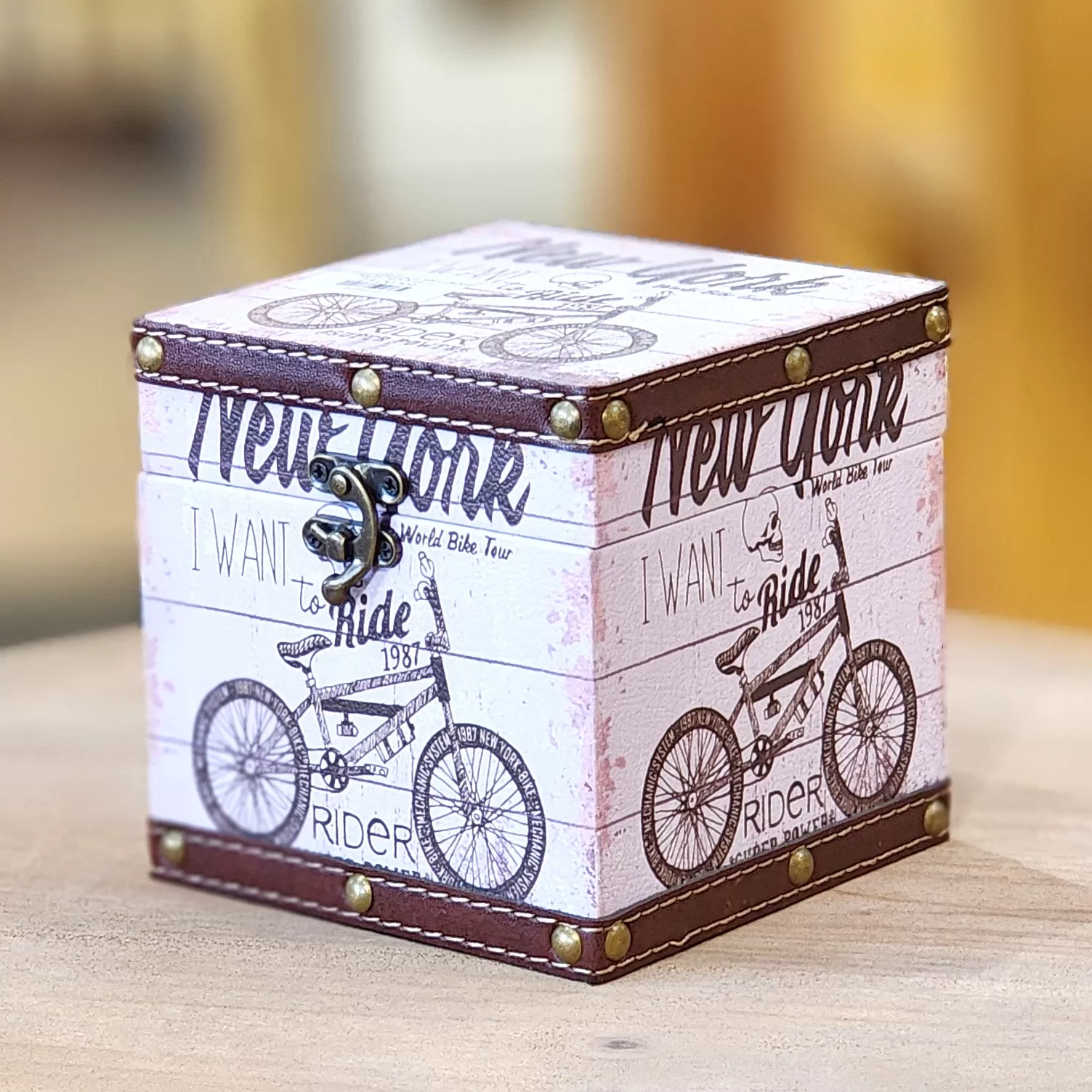 صندوق خشبي بلمسة فكتورية عتيقة – تصميم فاخر مغلف بالجلد