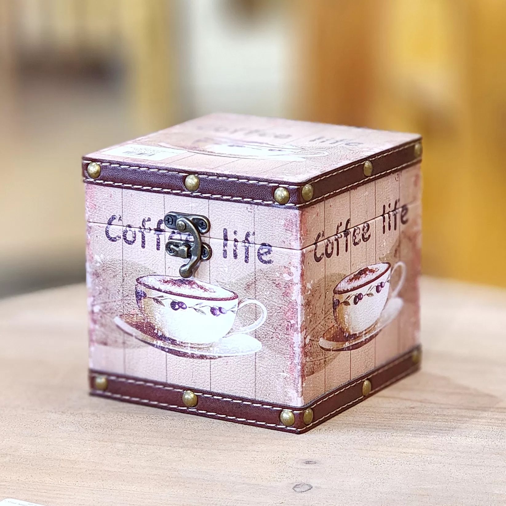 صندوق خشبي بلمسة فكتورية عتيقة – تصميم فاخر مغلف بالجلد