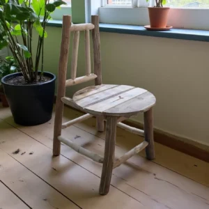 كرسي من أغصان الخشب الطبيعي بلون فنتج بطابع ريفي أنيق – تصميم فريد ويدوي