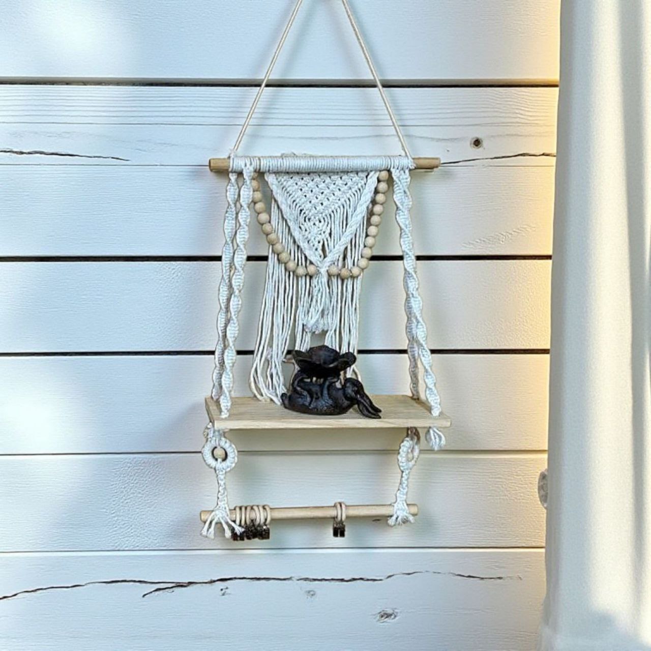 رف جداري من الخشب الطبيعي والمكرمية مع عامود لحمل الصور – تصميم أنيق للمداخل والجدران