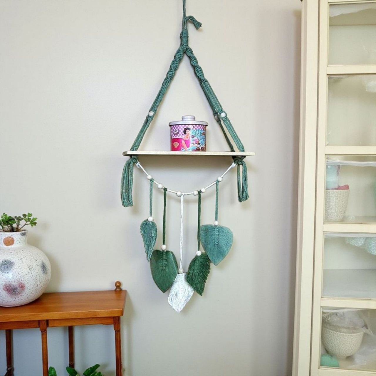 رف جداري من الخشب الطبيعي بخيوط مكرمية خضراء – تصميم أنيق للمداخل والجدران